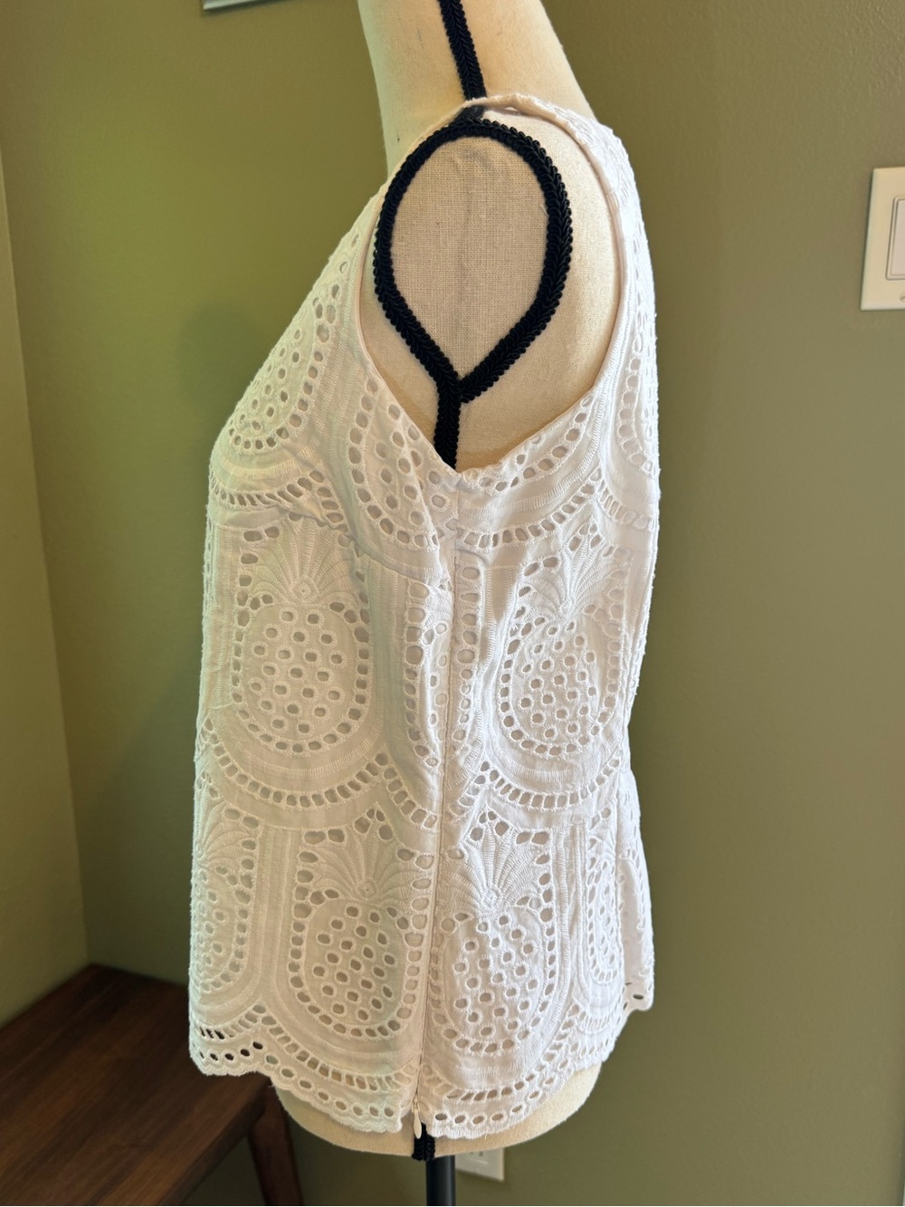 Talbots Eyelet Pineapple Button Back Shell - Picture 2 of 8